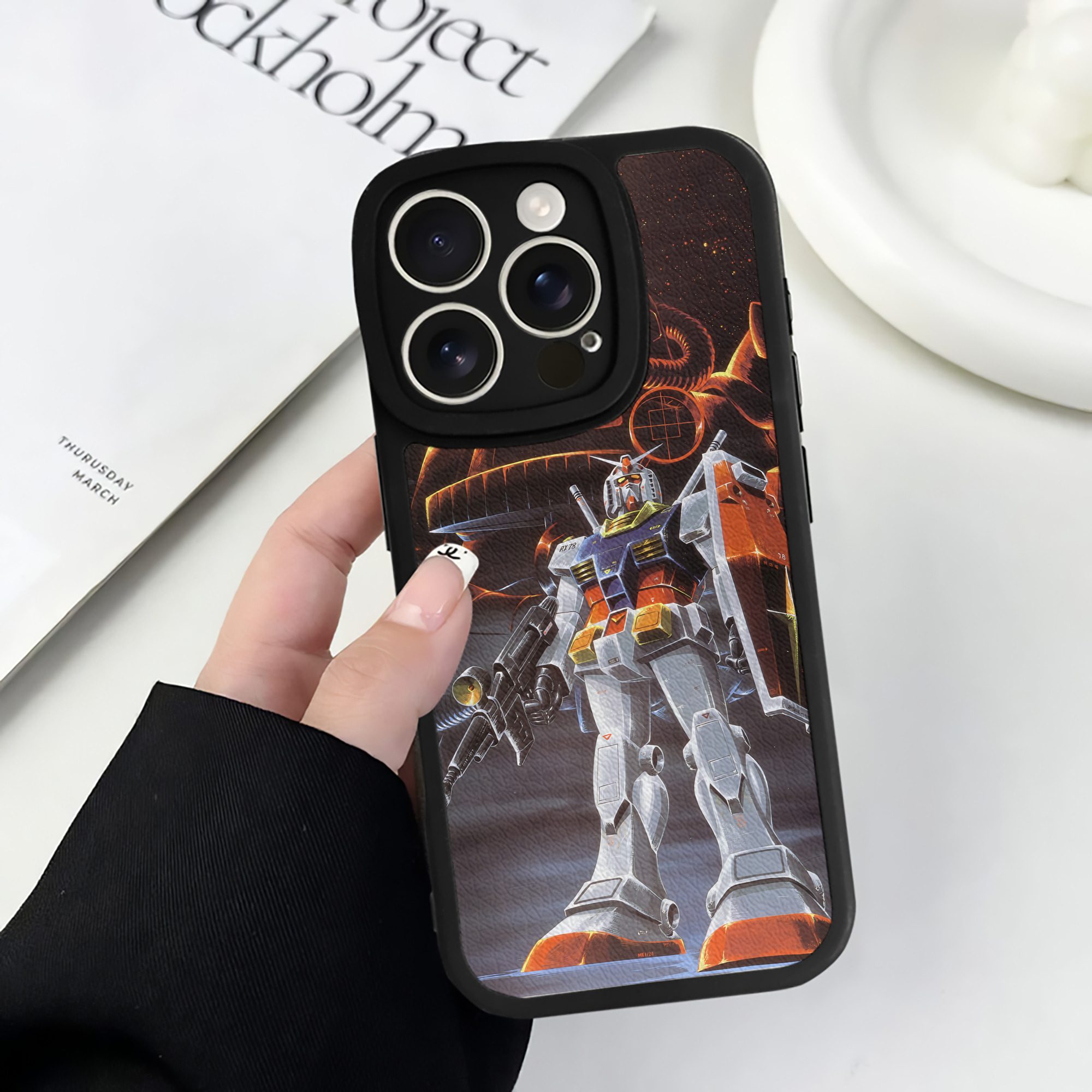 （画像用） 機動戦士ガンダム Mobile Suit Gundam 【iPhone 16シリーズ対応】シリコンスマホケース（レザー調） 材質：シリコン
